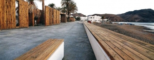 Ławki betonowo drewniane w Las Negras
