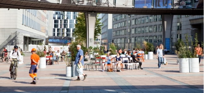 Tymczasowe instalacje mebli miejskich na placu przy Parlamencie Europejskim w Brukseli