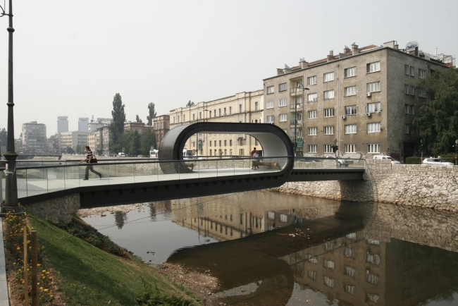 Most z pomysłową ławką
