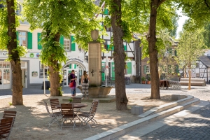 Rewitalizacja historycznego placu, nowoczesne meble miejskie wśród zabytkowych budynków