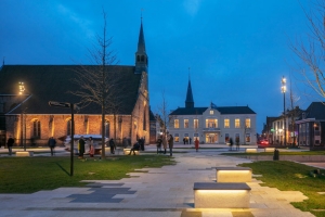 Ciekawie zaprojektowany i zmodernizowany rynek Dokkum w Holandii
