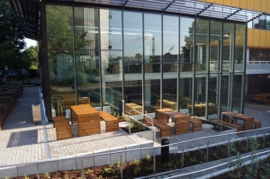 Ławki i stoły z serii Low w Studentenwerk Dortmund
